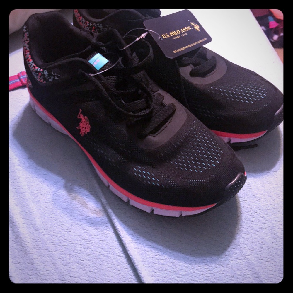 Tennis shoes